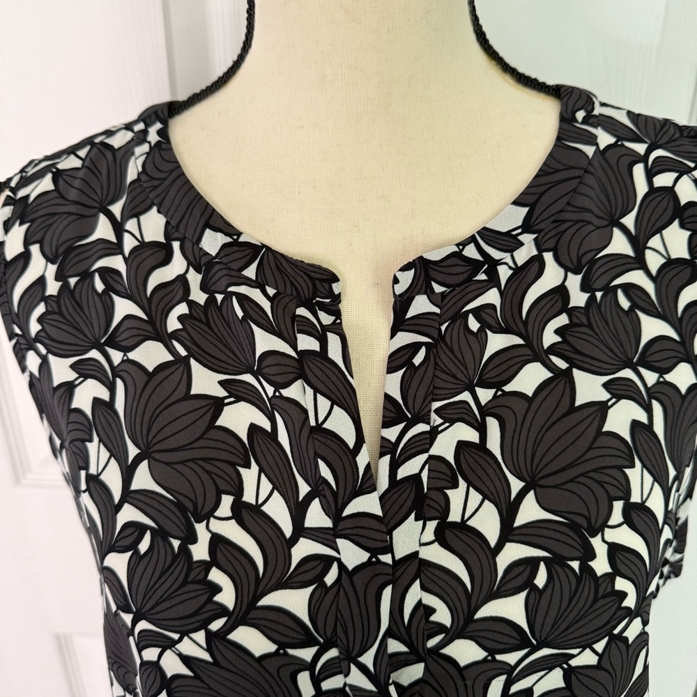 Ann Taylor LOFT Black & White Floral‎ Flowy Sleeveless Blouse size L